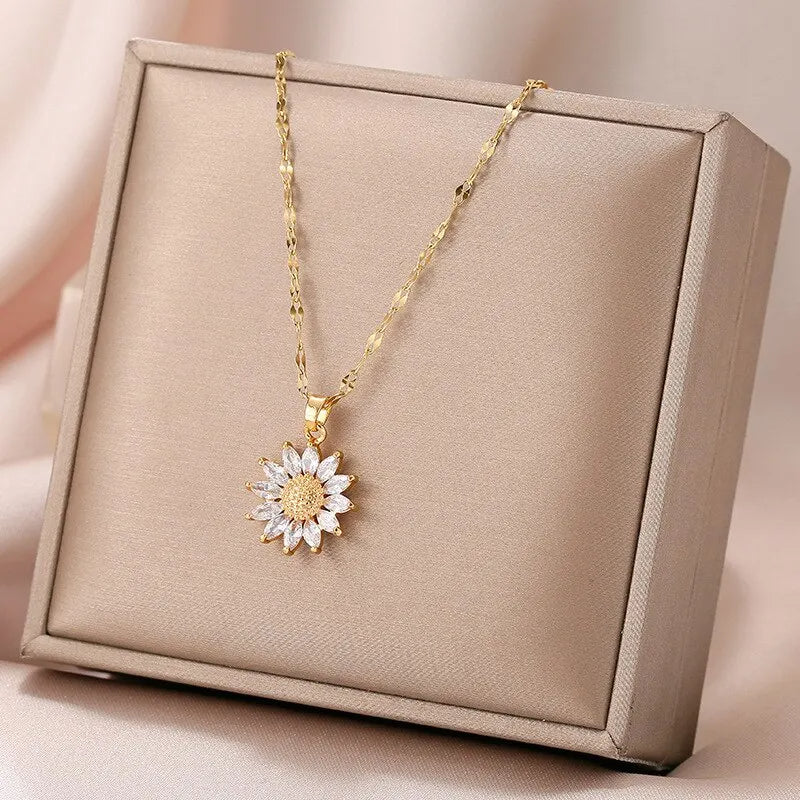 Luxury Style Flower Pendant Inlaid Zirconia Necklace